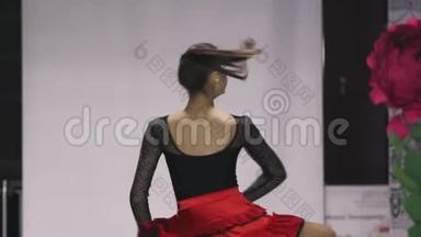 可爱的古典芭蕾舞演员姿势慢动作特写健身房女舞者模特秀4K